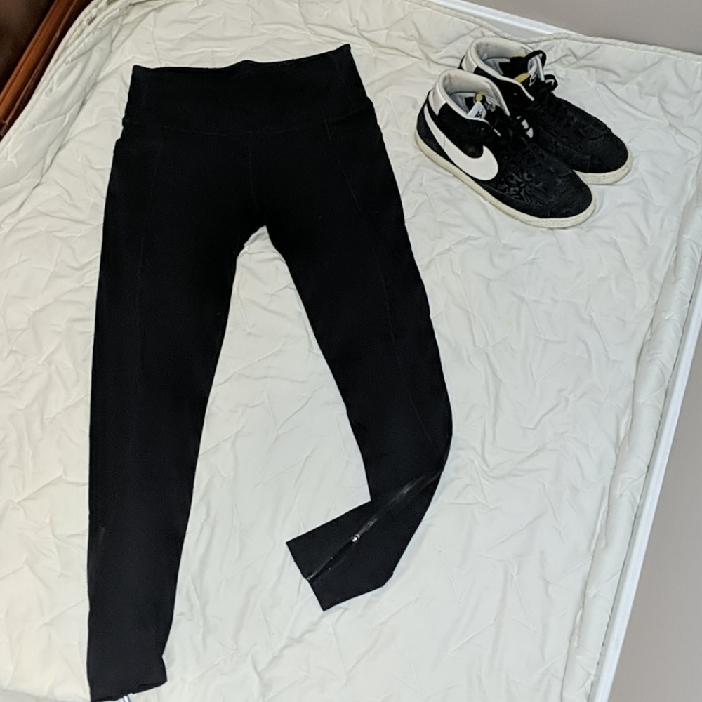 Athleta tight with pockets!